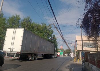Tráiler derriba poste y deja sin luz al centro de Reynosa
