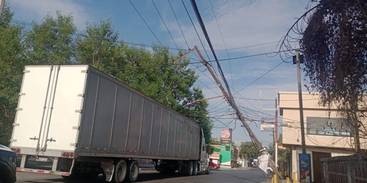 Tráiler derriba poste y deja sin luz al centro de Reynosa