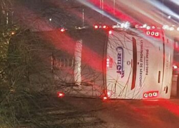 Volcó autobús de personal en la carretera Río Bravo-Reynosa