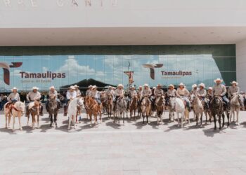 Cabalgantes de Matamoros participan en la Cabalgata de la Unidad en Ciudad Victoria
