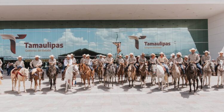 Cabalgantes de Matamoros participan en la Cabalgata de la Unidad en Ciudad Victoria