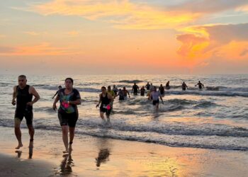 Atletas participan en el primer triatlón de Matamoros en Playa Bagdad