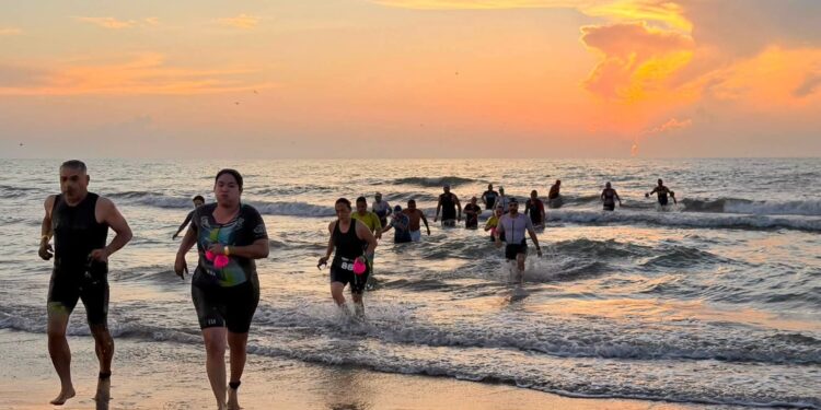 Atletas participan en el primer triatlón de Matamoros en Playa Bagdad