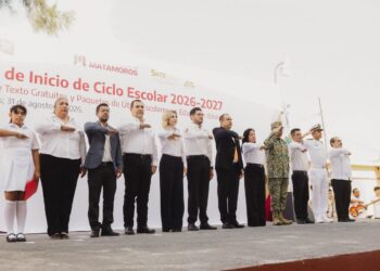 Autoridades durante el arranque del ciclo escolar y entrega de útiles escolares en Matamoro
