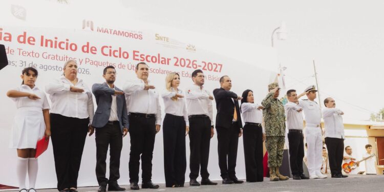 Autoridades durante el arranque del ciclo escolar y entrega de útiles escolares en Matamoro