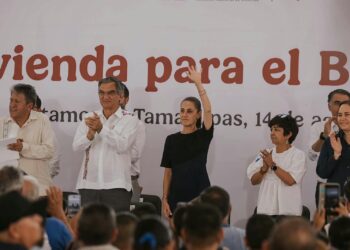 Claudia Sheinbaum durante una visita a Matamoros y Beto Granados