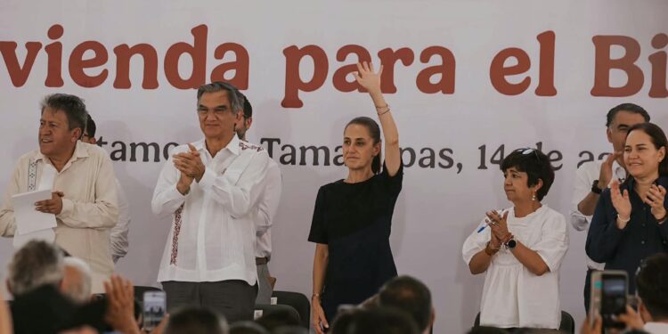 Claudia Sheinbaum durante una visita a Matamoros y Beto Granados
