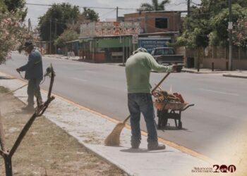 Trabajos de mantenimiento realizados por la Cuadrilla Renace en un parque de Matamoros