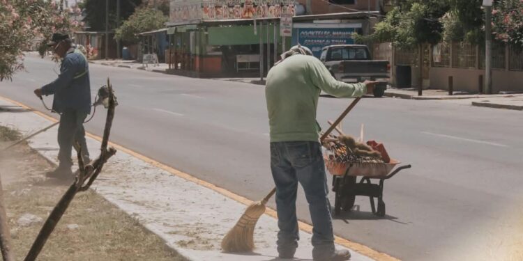 Trabajos de mantenimiento realizados por la Cuadrilla Renace en un parque de Matamoros
