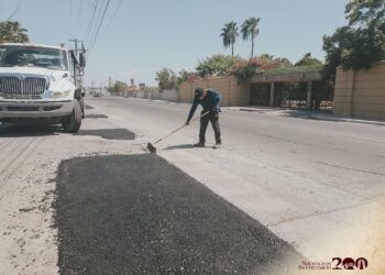 Cuadrillas municipales realizan trabajos de bacheo y mantenimiento vial en Matamoros