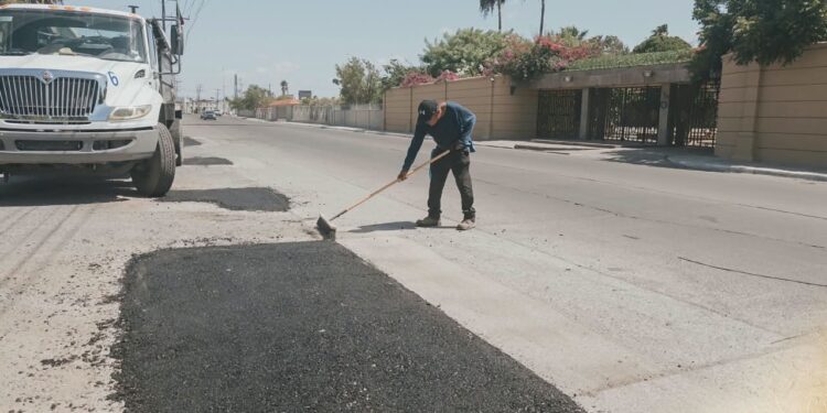 Cuadrillas municipales realizan trabajos de bacheo y mantenimiento vial en Matamoros
