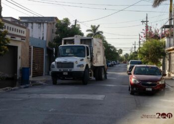 Personal municipal realiza labores de limpieza y recolección de basura en Matamoros