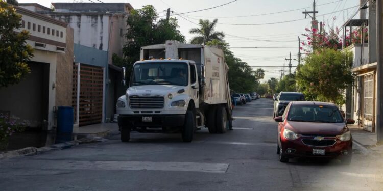 Personal municipal realiza labores de limpieza y recolección de basura en Matamoros