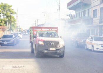 Jornada de fumigación realizada por cuadrillas municipales en una colonia de Matamoros