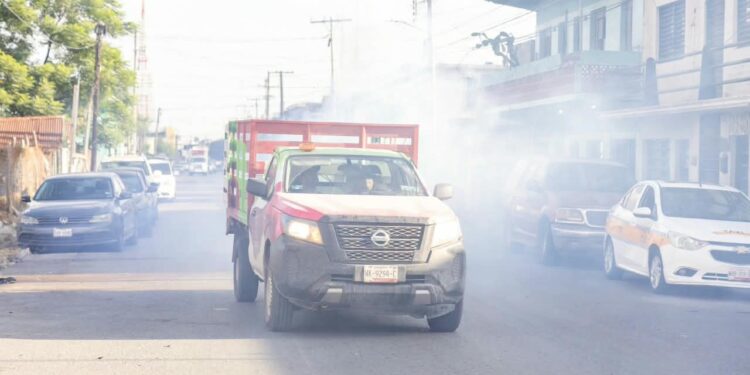 Jornada de fumigación realizada por cuadrillas municipales en una colonia de Matamoros