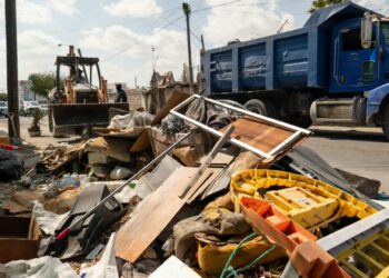Personal municipal retira residuos de un basurero clandestino en Matamoros