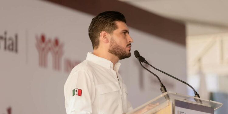 Beto Granados y Américo Villarreal durante la entrega de viviendas en Matamoros