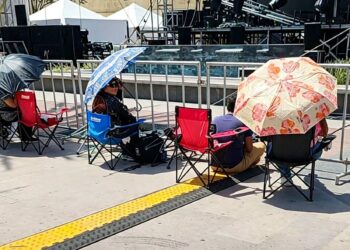 Aún con el calor, fans de Yuridia hacen fila desde temprano en Reynosa