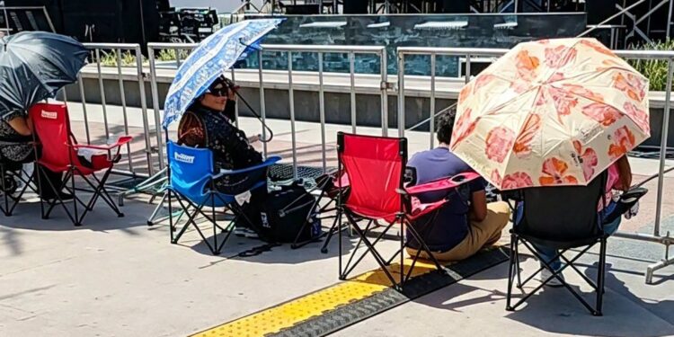 Aún con el calor, fans de Yuridia hacen fila desde temprano en Reynosa