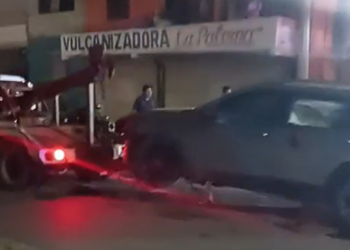 Conductor a exceso de velocidad vuelca e incendia su camioneta en Matamoros