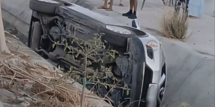 Camioneta cae a canal de agua en Reynosa y otra choca con un poste