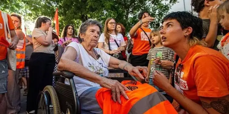 Desalojo de una mujer en España desata movimiento contra la crisis de vivienda