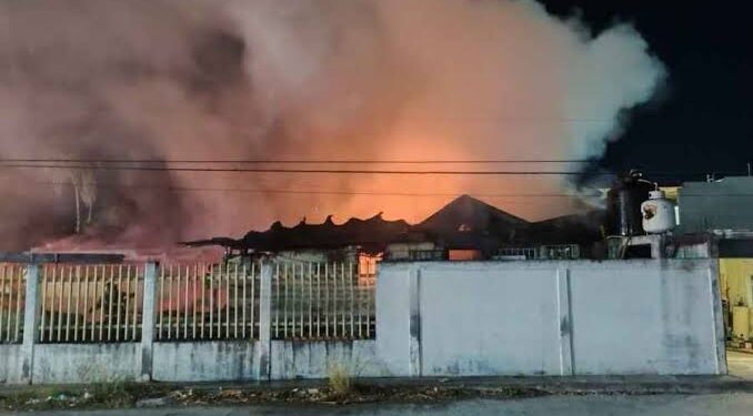 Incendio acaba con vivienda en Reynosa en la madrugada