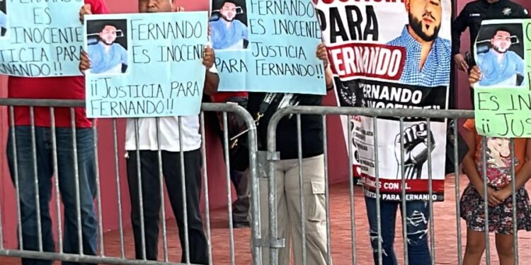 Familiares de Fernando protestan previo al informe de Alberto Granados en Matamoros