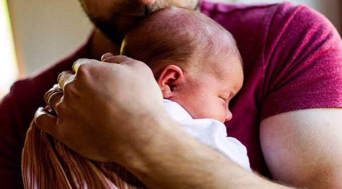 Amplían licencia de paternidad a cinco días en Tamaulipas