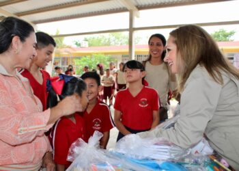 Entrega Familia UAT útiles escolares en escuelas primarias de Güémez y Ciudad Victoria