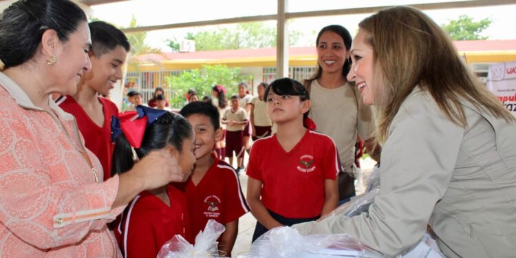 Entrega Familia UAT útiles escolares en escuelas primarias de Güémez y Ciudad Victoria