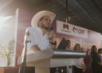 Beto Granados y Anita de Granados durante el arranque de la unidad médica móvil en Matamoros