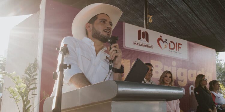 Beto Granados y Anita de Granados durante el arranque de la unidad médica móvil en Matamoros