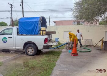 Ayuntamiento de Matamoros atiende inundación de la Primaria Francisco Zarco