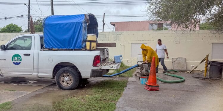 Ayuntamiento de Matamoros atiende inundación de la Primaria Francisco Zarco