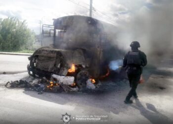 Ayuntamiento de Matamoros mantienen operativo para retirar vehículos calcinados tras bloqueos