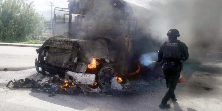 Ayuntamiento de Matamoros mantienen operativo para retirar vehículos calcinados tras bloqueos