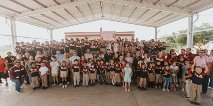 Beto Granados entrega transformador a Primaria México