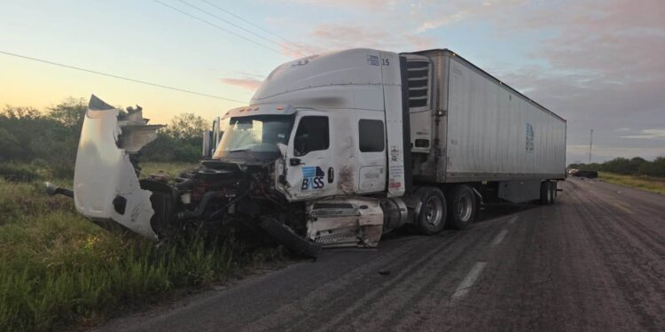 Muere conductor prensado tras chocar contra tráiler en carretera de Reynosa