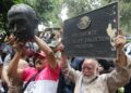 Electricistas decapitan estatua de Felipe Calderón y esto dijo el expresidente