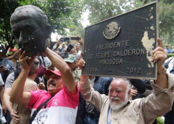 Electricistas decapitan estatua de Felipe Calderón y esto dijo el expresidente