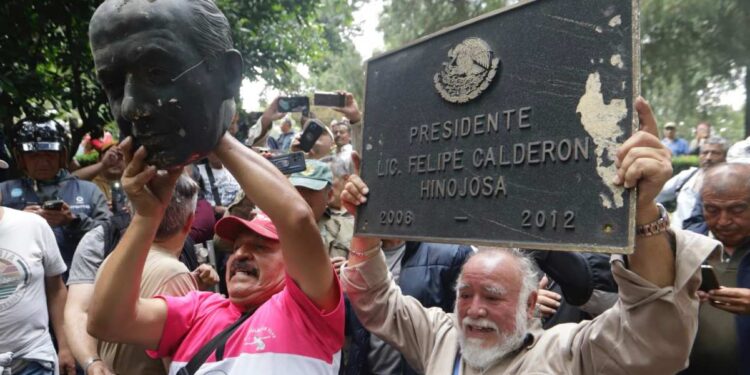 Electricistas decapitan estatua de Felipe Calderón y esto dijo el expresidente