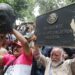 Electricistas decapitan estatua de Felipe Calderón y esto dijo el expresidente
