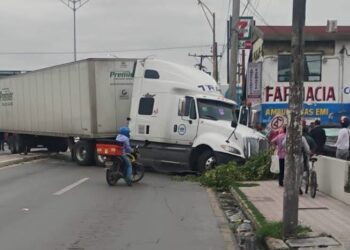 Carambola en Sexta y Ocampo por tráiler sin frenos en Matamoros