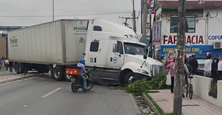 Carambola en Sexta y Ocampo por tráiler sin frenos en Matamoros