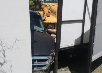 Choque entre pecera y camioneta en carretera Playa Bagdad deja una mujer lesionada