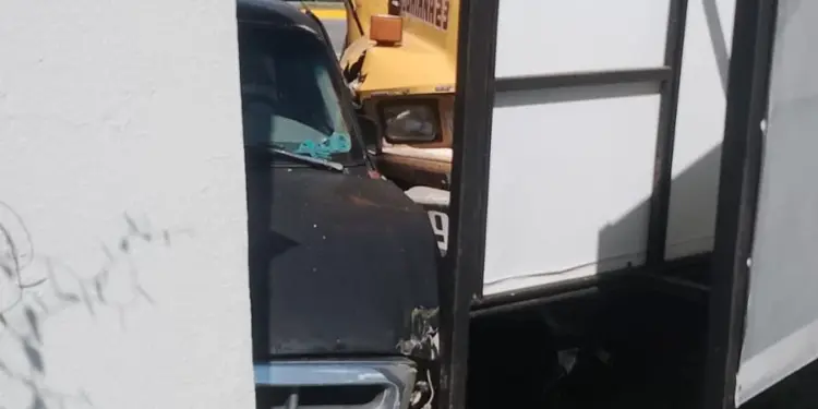 Choque entre pecera y camioneta en carretera Playa Bagdad deja una mujer lesionada