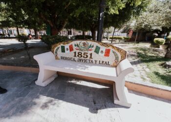 Colocan bancas nuevas en la Plaza Principal alusivas al Bicentenario de Matamoros