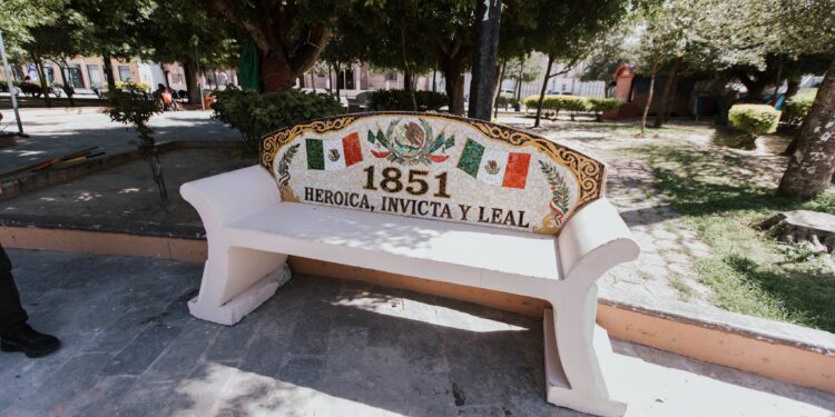 Colocan bancas nuevas en la Plaza Principal alusivas al Bicentenario de Matamoros