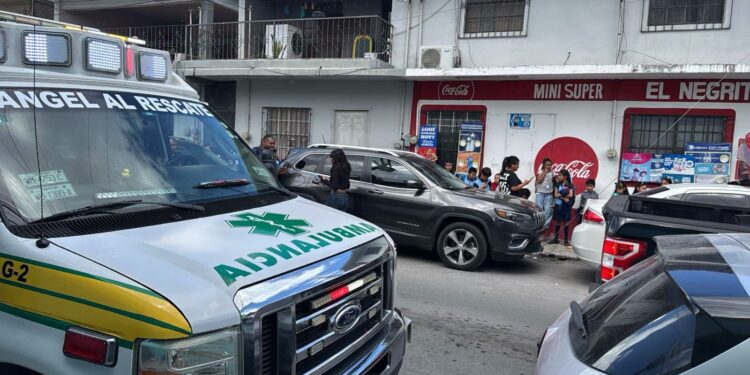 Evacuan a estudiantes de primaria en zona centro de Matamoros por incendio en una casa